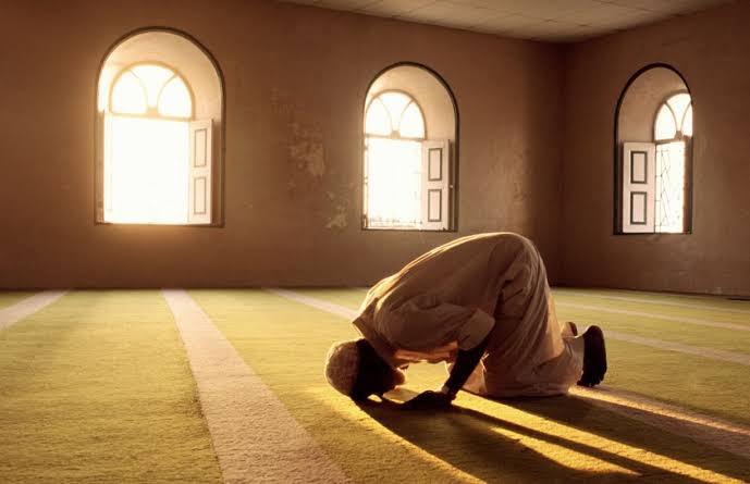 Ada tamu saat sedang shalat, apa yang perlu kita lakukan?